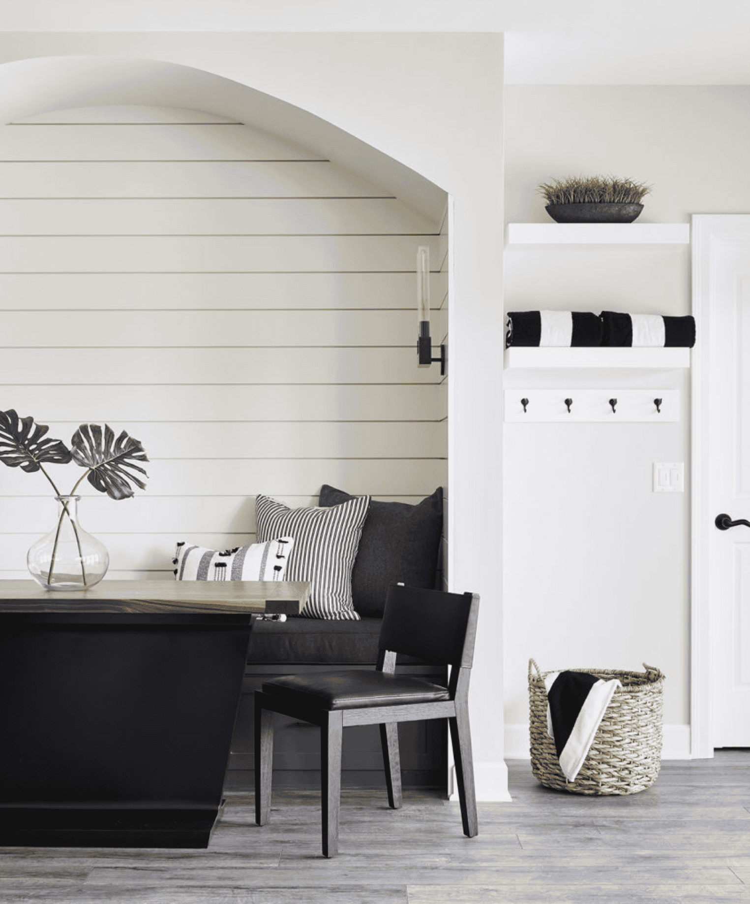 Poolside Lounge with Black and White | Carla Bast Design
