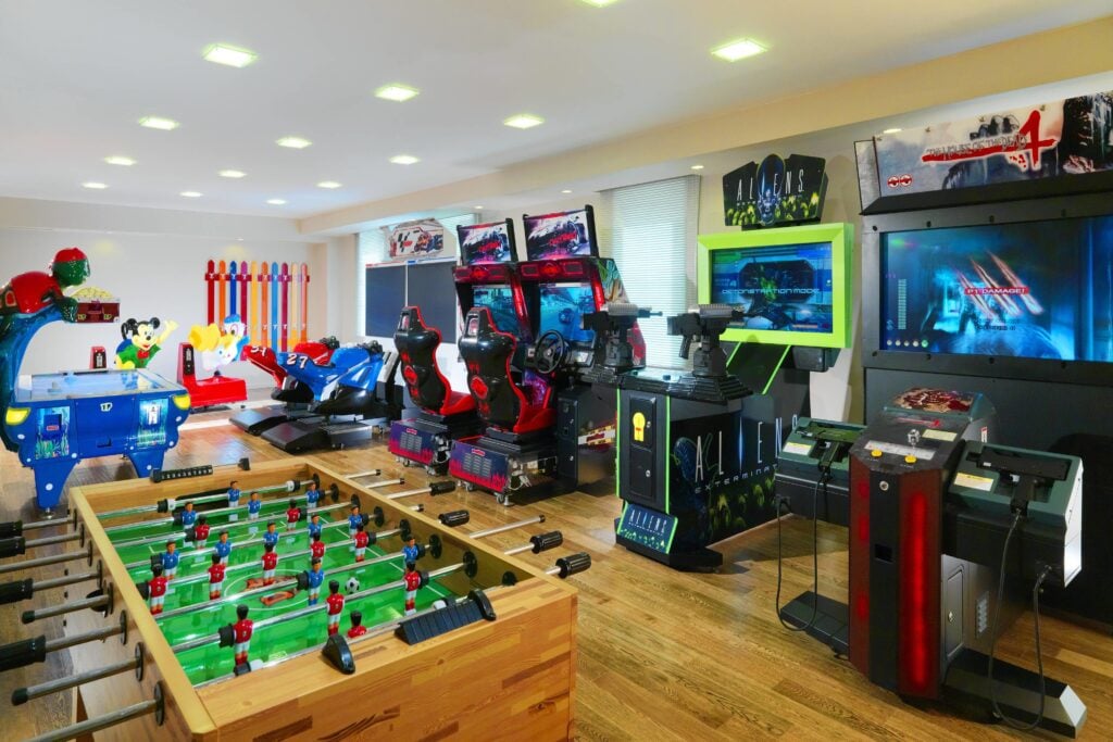 white-walls-game-room-with-arcade-games