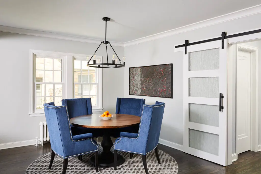 crown-molding-in-white-low-ceiling-looks-higher